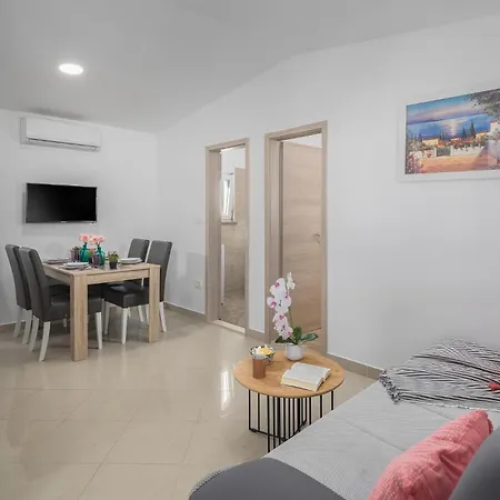 Beautiful In With Kitchen Holiday home
